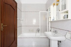 Casetta vista mare in piazza a Mondello