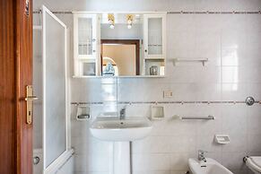 Casetta vista mare in piazza a Mondello