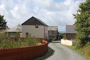 Cornwall Cottages - Helscott Barns
