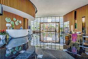 Hisilk Artwork Center Fliport Coso Hotel