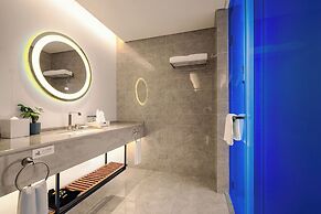 Hisilk Artwork Center Fliport Coso Hotel