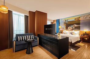 Hisilk Artwork Center Fliport Coso Hotel