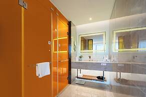 Hisilk Artwork Center Fliport Coso Hotel