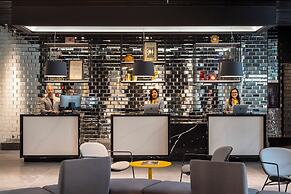 Ola Santiago Providencia, Tapestry Collection by Hilton