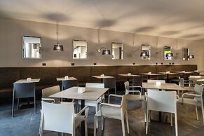 Ola Santiago Providencia, Tapestry Collection by Hilton