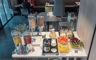 Ola Santiago Providencia, Tapestry Collection by Hilton