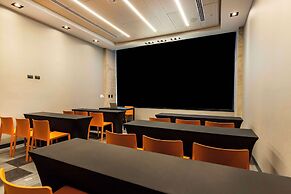 Ola Santiago Providencia, Tapestry Collection by Hilton