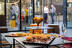 Ola Santiago Providencia, Tapestry Collection by Hilton