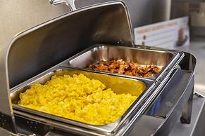 Ola Santiago Providencia, Tapestry Collection by Hilton