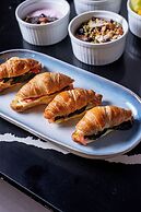 Ola Santiago Providencia, Tapestry Collection by Hilton