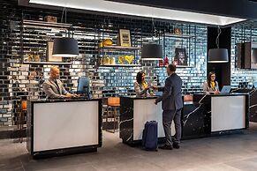 Ola Santiago Providencia, Tapestry Collection by Hilton