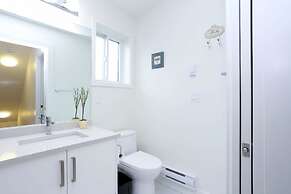 Tasteful 2 Bedroom Suite near Marine Gateway by Elevate Rooms