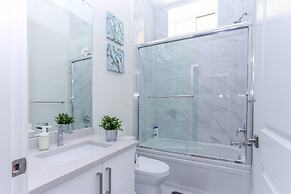 Tasteful 2 Bedroom Suite near Marine Gateway by Elevate Rooms