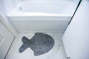 Tasteful 2 Bedroom Suite near Marine Gateway by Elevate Rooms