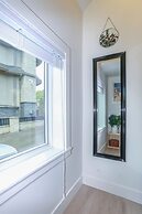 Tasteful 2 Bedroom Suite near Marine Gateway by Elevate Rooms