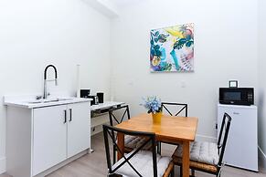 Tasteful 2 Bedroom Suite near Marine Gateway by Elevate Rooms