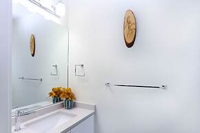 Tasteful 2 Bedroom Suite near Marine Gateway by Elevate Rooms