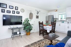 Tasteful 2 Bedroom Suite near Marine Gateway by Elevate Rooms