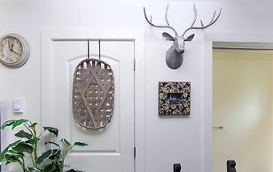 Tasteful 2 Bedroom Suite near Marine Gateway by Elevate Rooms