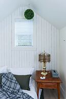 Tasteful 2 Bedroom Suite near Marine Gateway by Elevate Rooms