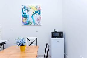 Tasteful 2 Bedroom Suite near Marine Gateway by Elevate Rooms