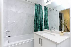 Tasteful 2 Bedroom Suite near Marine Gateway by Elevate Rooms