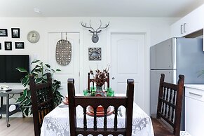 Tasteful 2 Bedroom Suite near Marine Gateway by Elevate Rooms