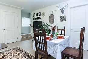 Tasteful 2 Bedroom Suite near Marine Gateway by Elevate Rooms