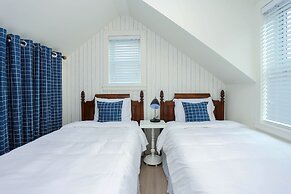 Tasteful 2 Bedroom Suite near Marine Gateway by Elevate Rooms