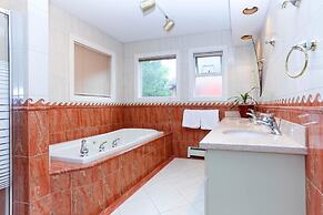 Grand Spacious Suite near YVR by Elevate Rooms