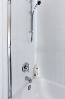 Grand Spacious Suite near YVR by Elevate Rooms