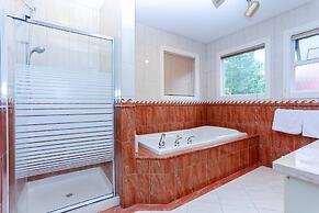 Grand Spacious Suite near YVR by Elevate Rooms