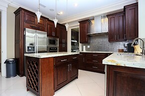 Grand 4 Bedroom Vacation House near Vancouver Downtown