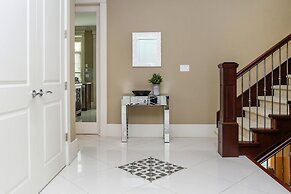 Grand 4 Bedroom Vacation House near Vancouver Downtown