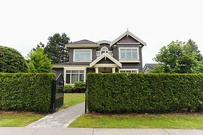 Grand 4 Bedroom Vacation House near Vancouver Downtown