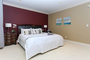 Grand 4 Bedroom Vacation House near Vancouver Downtown