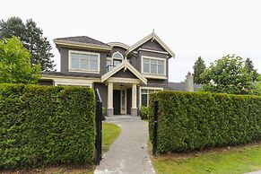 Grand 4 Bedroom Vacation House near Vancouver Downtown