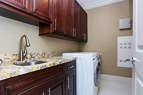 Grand 4 Bedroom Vacation House near Vancouver Downtown