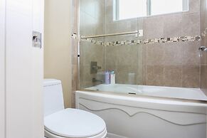 Grand 4 Bedroom Vacation House near Vancouver Downtown