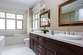 Grand 4 Bedroom Vacation House near Vancouver Downtown