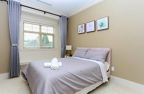 Grand 4 Bedroom Vacation House near Vancouver Downtown