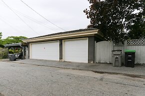 Grand 4 Bedroom Vacation House near Vancouver Downtown