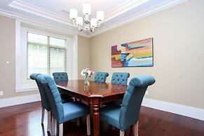 Grand 4 Bedroom Vacation House near Vancouver Downtown
