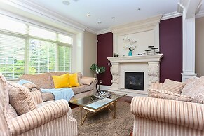 Grand 4 Bedroom Vacation House near Vancouver Downtown