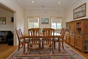 Red Brick Beauty - Central Cottage