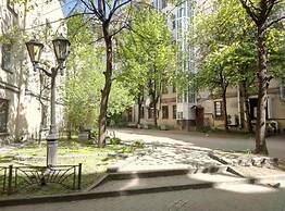 Apartment on Italyanskaya 33