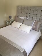 Fascinating & Luxurious Mountain & Pool View Apartment in Porto Banús