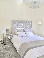 Fascinating & Luxurious Mountain & Pool View Apartment in Porto Banús