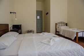 Athinas Street Inn