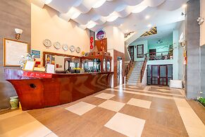 Super OYO 266 Golden Gate